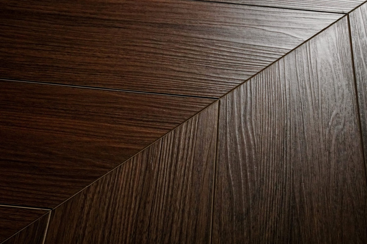 Клеевой виниловый пол Damy Floor Chevron LVT Блуа 600x127x2.5 мм, упаковка 3,048 м Клеевой виниловый пол Damy Floor Chevron LVT Блуа 600x127x2.5 мм, упаковка 3,048 м